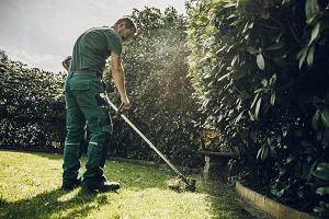 Mitarbeiter bei der regelmäßigen Gartenpflege im GartenABO Komfort