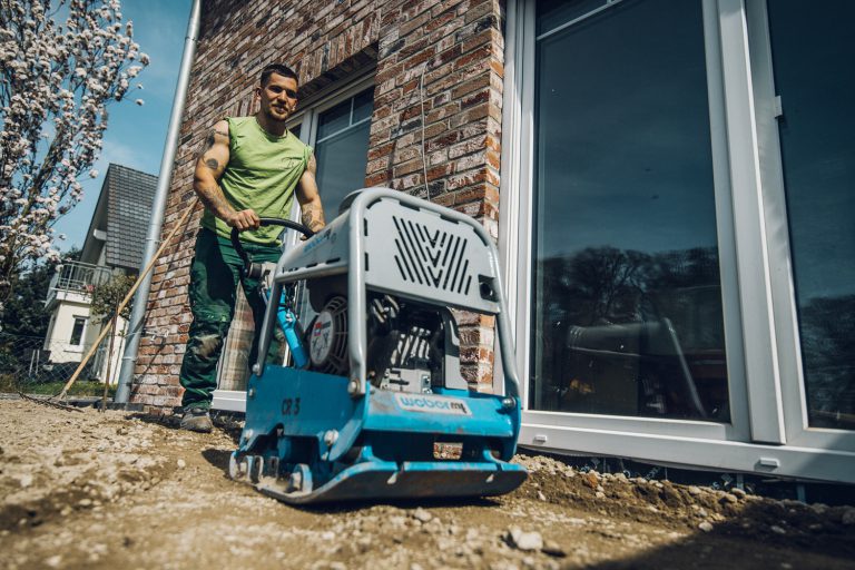 Unser Bagger im Einsatz bei Gartenbauarbeiten