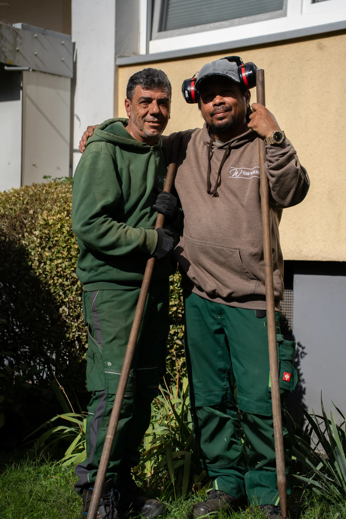 Zwei Kollegen aus unserem Gartenteam bei der Arbeit