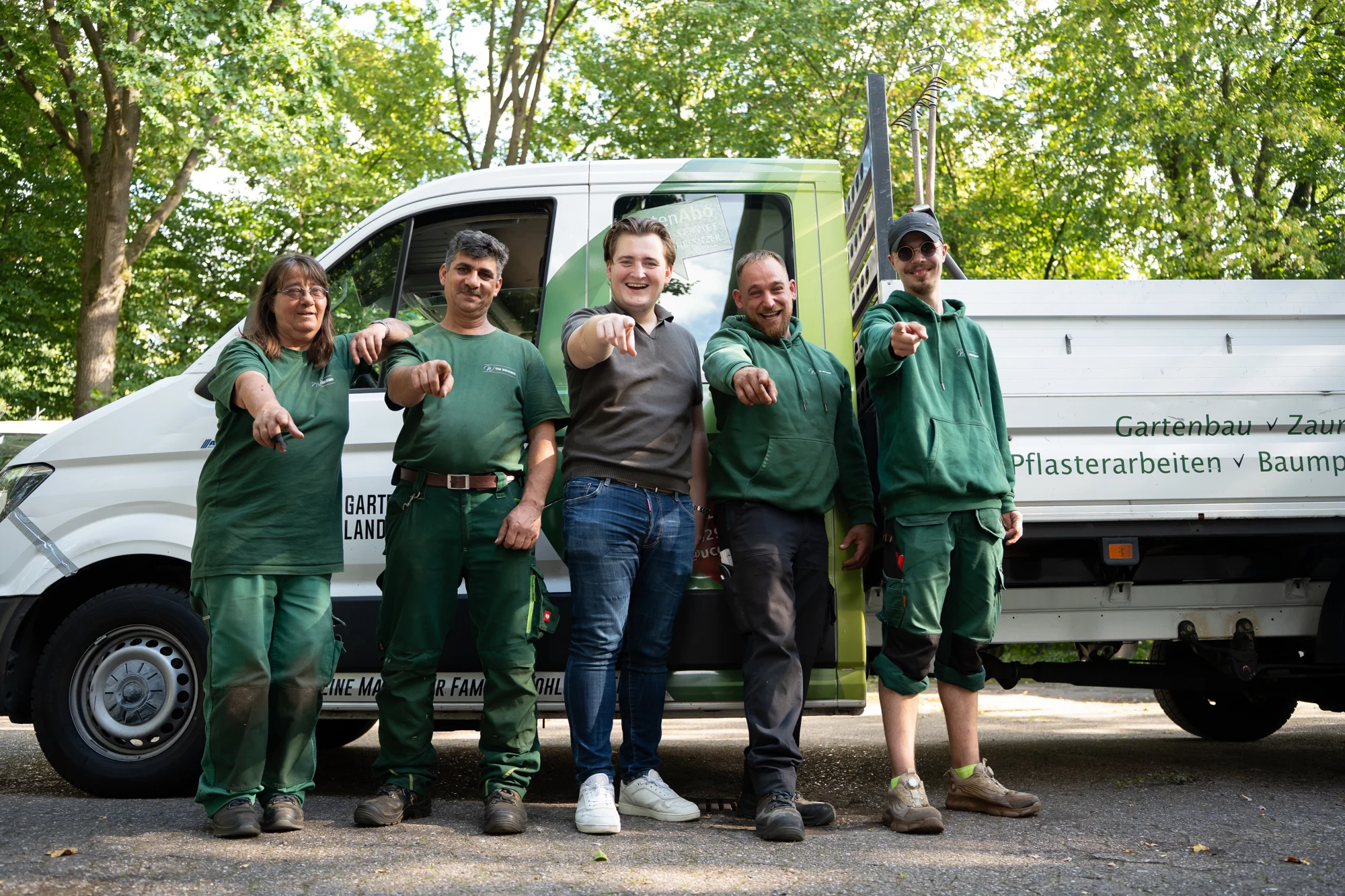 Unser Team zeigt in Richtung Kamera: Wir suchen dich