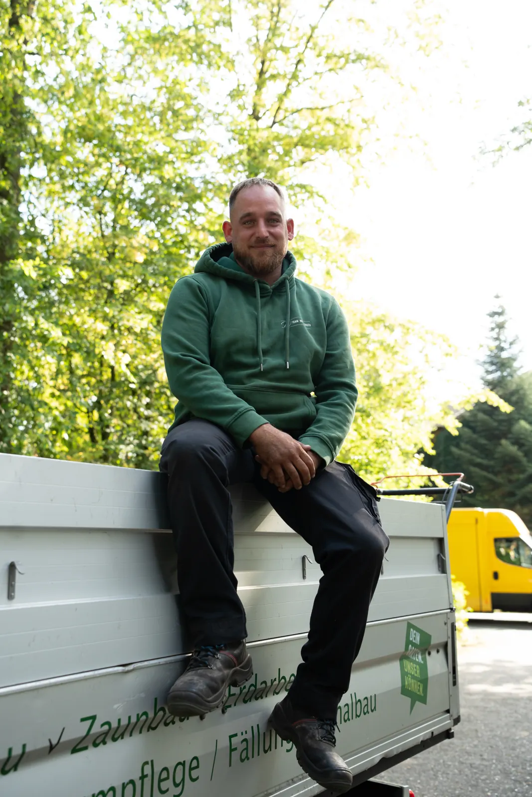 Brian aus unserem Gartenteam auf dem Firmenfahrzeug
