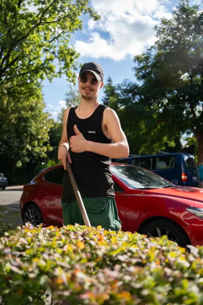 Thore bei der Beetpflege im Garten