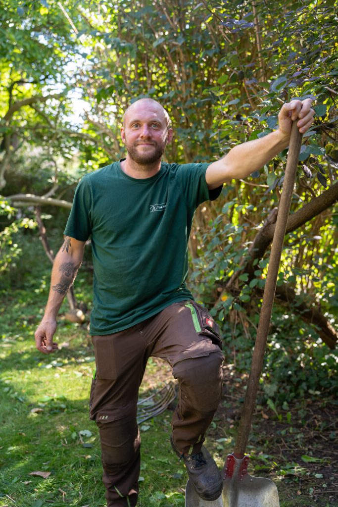 Marcel bei der Gartenarbeit mit der Schaufel