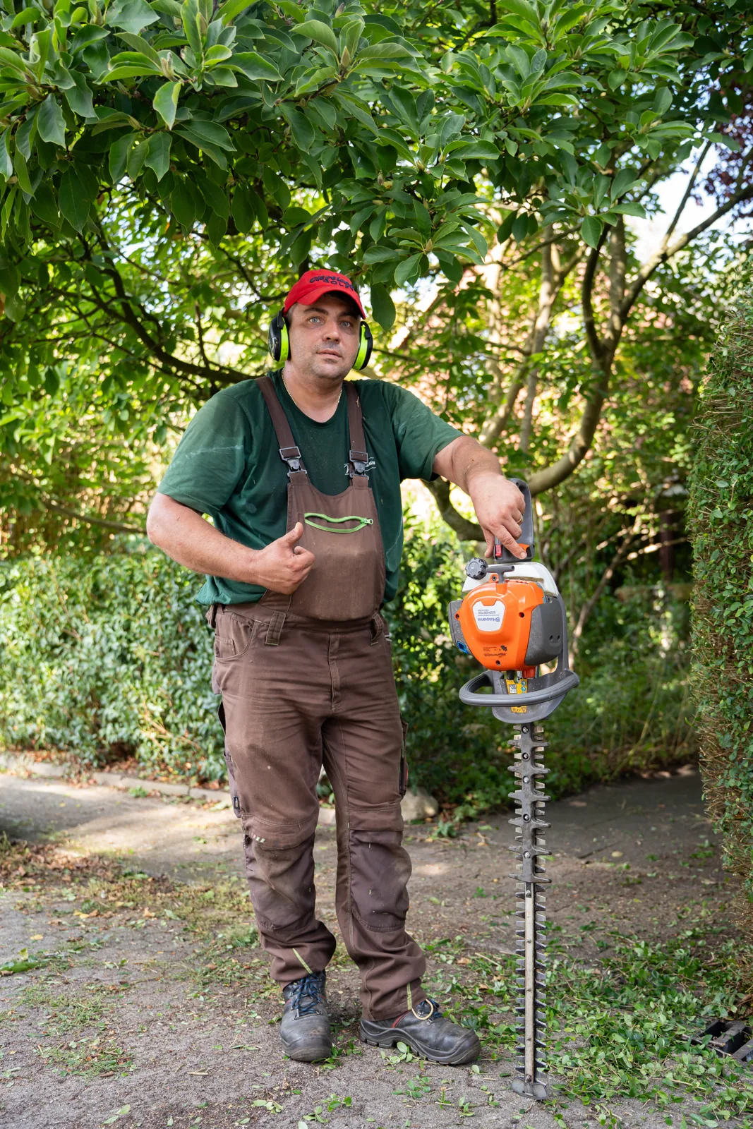 Mitarbeiter mit Werkzeug im Garten