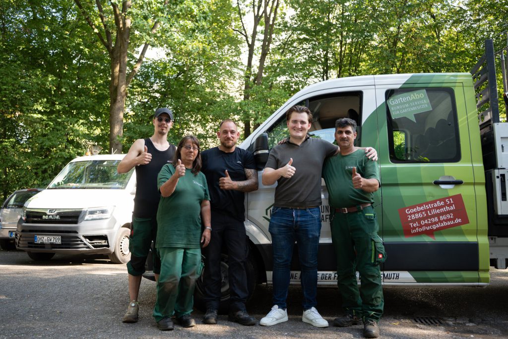 Unser Pflegeteam gemeinsam vor dem Firmenfahrzeug