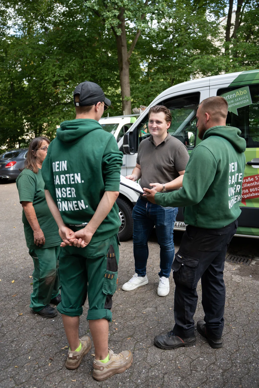Team der Gärtnerei Wohlgemuth bei der Abstimmung am Fahrzeug