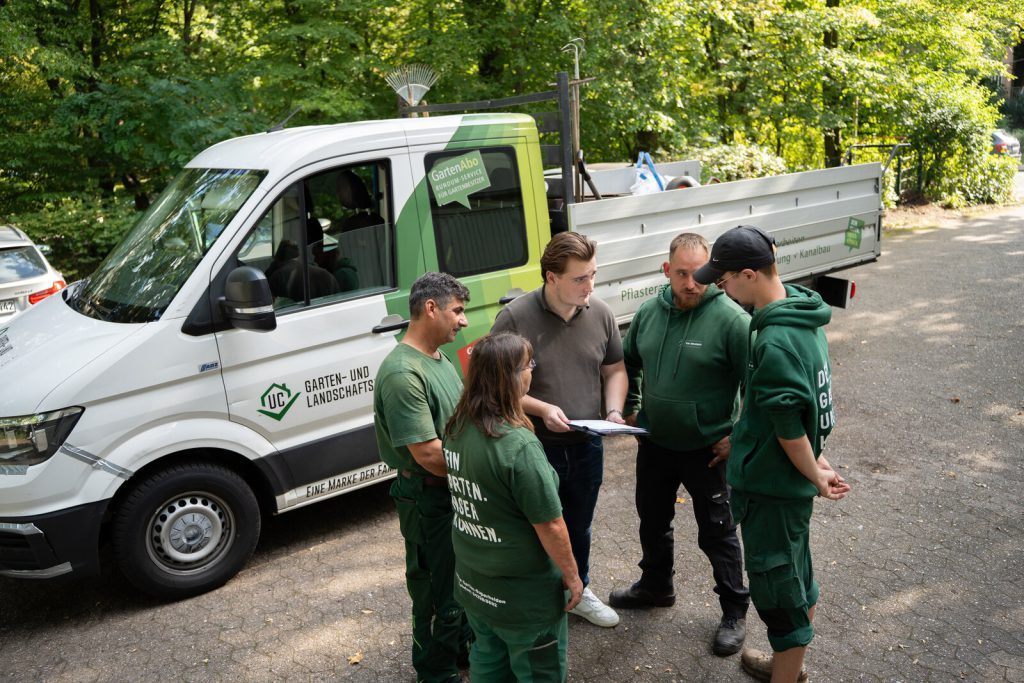 Gemeinsame Abstimmung unseres Teams am Firmenfahrzeug