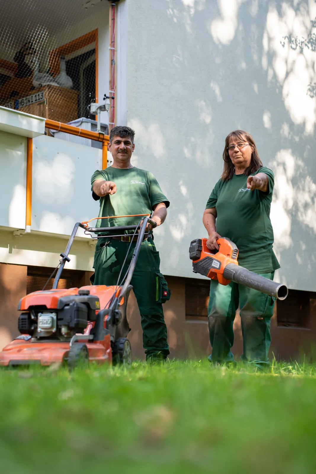 Zwei Mitarbeiter der Gärtnerei Wohlgemuth mit Geräten für die Gartenpflege