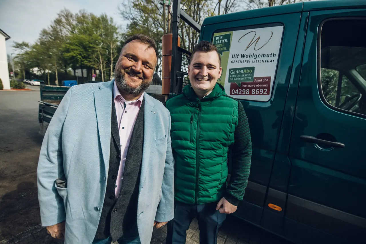Ulf und Christopher Wohlgemuth vor einem Fahrzeug der Gärtnerei Wohlgemuth